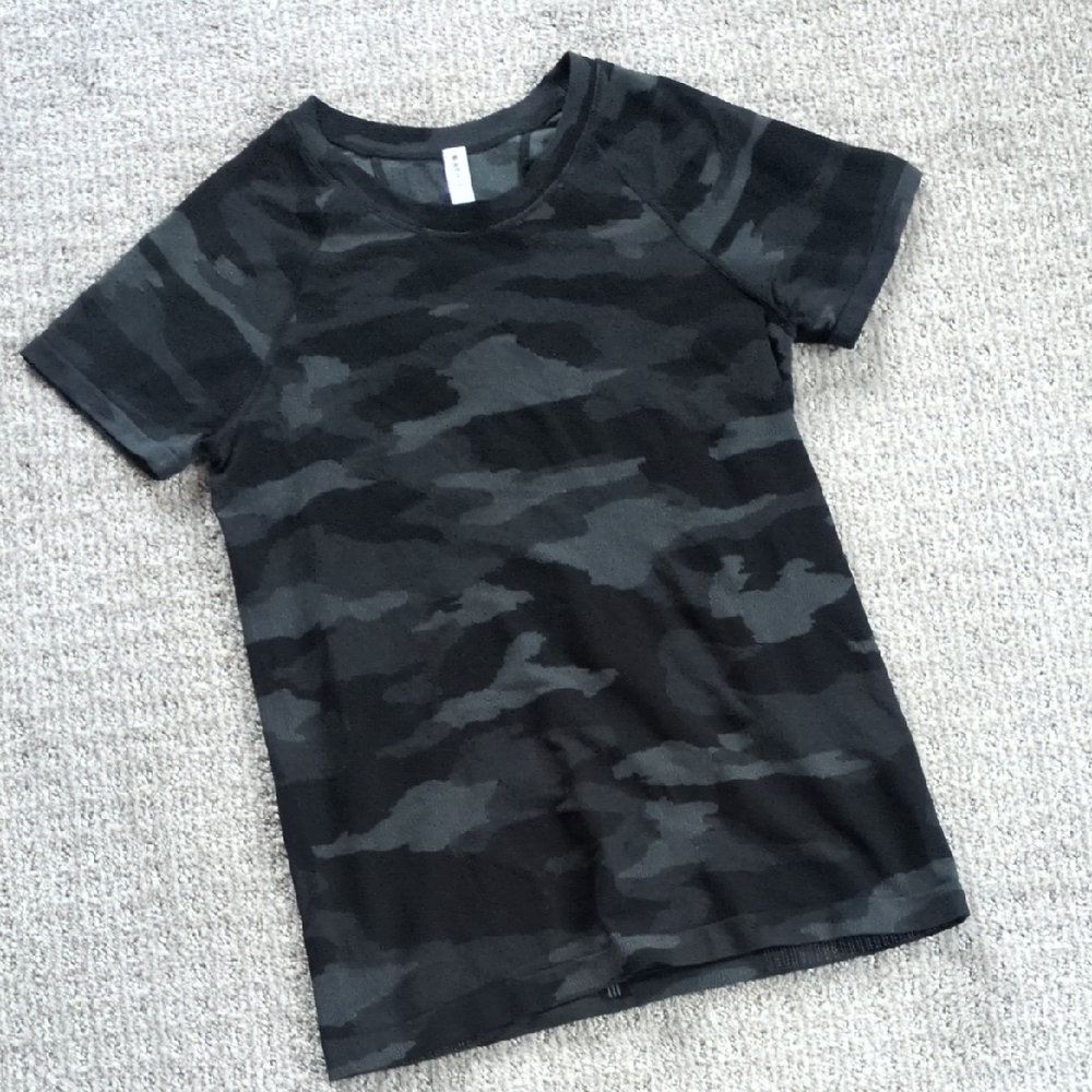 NWOT Athleta Grey/Black Camo Print Short Sleeve Athleisure Top, Size M - Picture 1 of 6